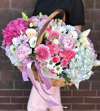 Цветочная композиция из Розы, Хризантемы, Пионы и Лизиантусы в корзине в Алхан-Кале