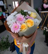 Букет цветов из:  Герберы, Розы и Хризантемы в Алхан-Кале