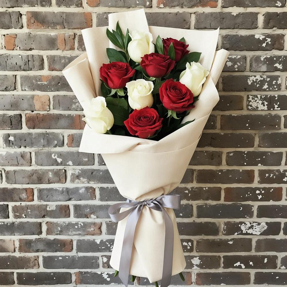 Букет красно-белые розы в Алхан-Кале Букет цветов из: Розы в Алхан-Кале