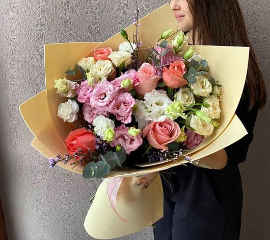 Букет цветов из: Розы, Лизиантусы и Гвоздики в Алхан-Кале