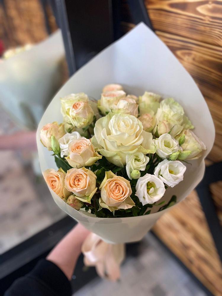 Букет цветов из: Розы и Лизиантусы в Алхан-Кале